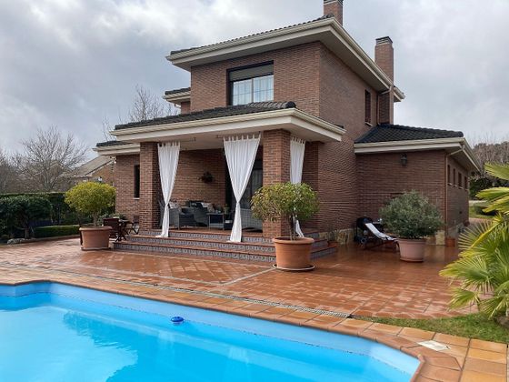 Foto 1 de Xalet en venda a Guadalix de la Sierra de 4 habitacions amb terrassa i piscina
