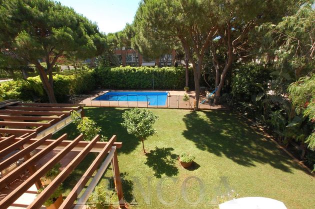 Foto 2 de Chalet en venta en Gavà Mar de 6 habitaciones con terraza y piscina