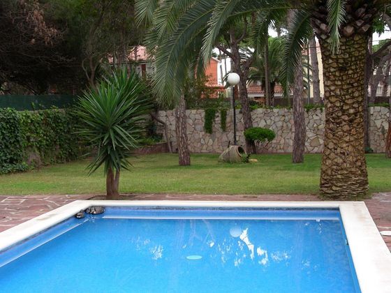 Foto 2 de Chalet en venta en La Pineda de 4 habitaciones con terraza y piscina