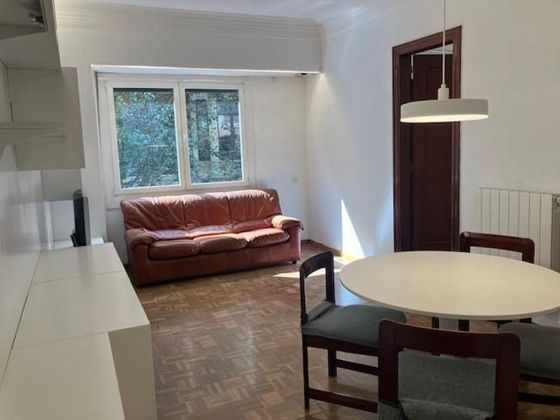 Foto 2 de Pis en lloguer a Vila de Gràcia de 4 habitacions amb mobles i balcó