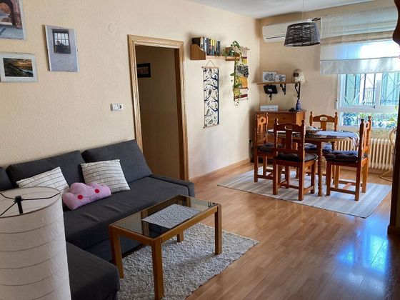 Foto 1 de Piso en alquiler en Polígono Cartuja – La Paz de 4 habitaciones con garaje y aire acondicionado