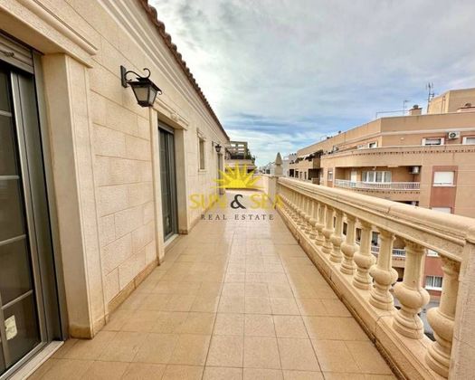 Foto 1 de Àtic en lloguer a Centro - Torrevieja de 4 habitacions amb terrassa i balcó