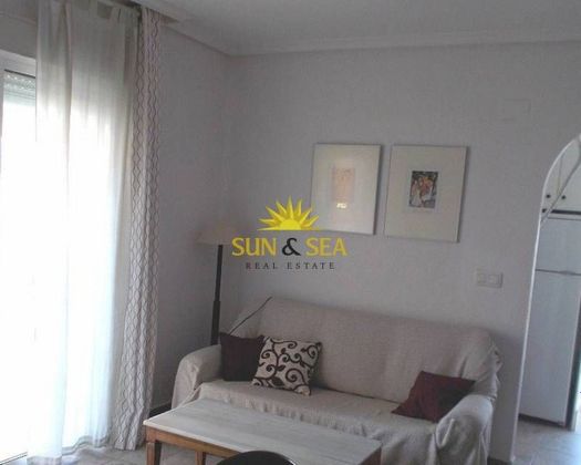 Foto 2 de Alquiler de piso en Torrelamata - La Mata de 2 habitaciones con terraza y muebles