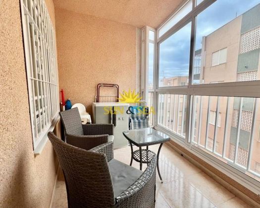 Foto 2 de Alquiler de piso en Torrelamata - La Mata de 2 habitaciones con terraza y piscina
