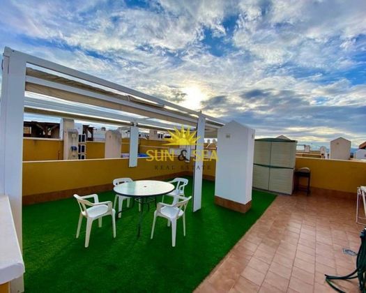 Foto 1 de Àtic en lloguer a Los Arenales del Sol de 2 habitacions amb terrassa i piscina