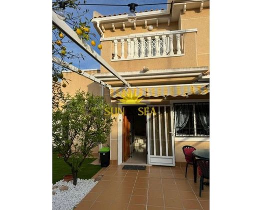 Foto 2 de Casa en alquiler en Nueva Torrevieja - Aguas Nuevas de 3 habitaciones con terraza y piscina