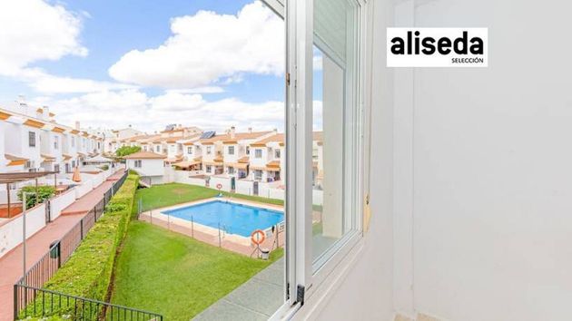 Foto 2 de Casa adossada en venda a Centro - Alhaurín de la Torre de 3 habitacions amb terrassa i piscina