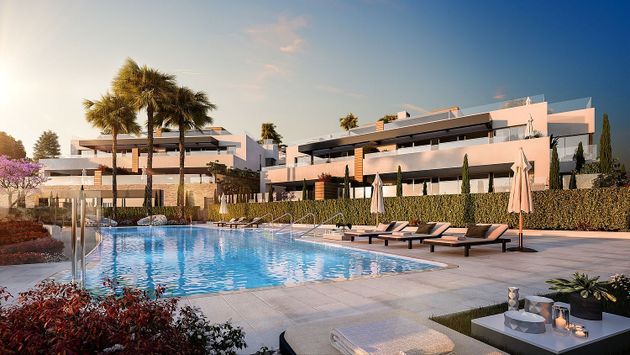 Foto 1 de Venta de piso en Cabo Pino - Reserva de Marbella de 3 habitaciones con terraza y piscina
