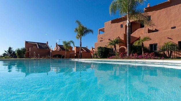 Foto 2 de Piso en venta en Elviria de 2 habitaciones con terraza y piscina