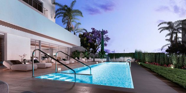 Foto 1 de Piso en venta en Los Monteros - Bahía de Marbella de 2 habitaciones con terraza y piscina