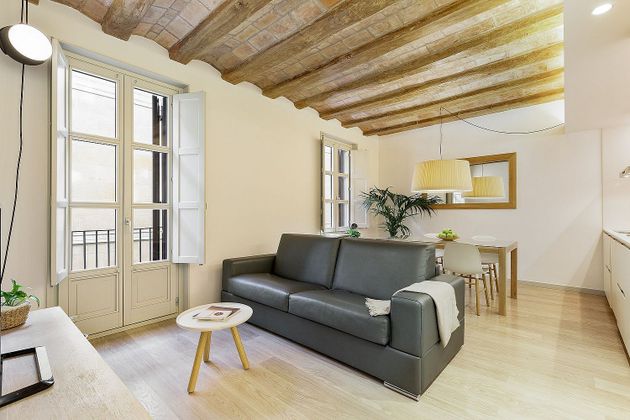 Foto 2 de Pis en lloguer a El Gòtic de 2 habitacions amb mobles i balcó