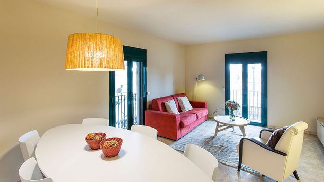 Foto 2 de Piso en alquiler en El Gòtic de 3 habitaciones con muebles y balcón