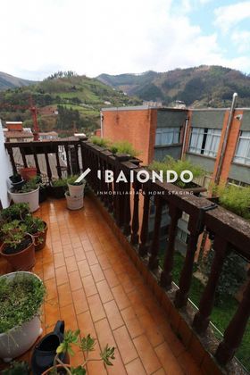 Foto 1 de Pis en venda a Eibar de 2 habitacions amb terrassa i balcó