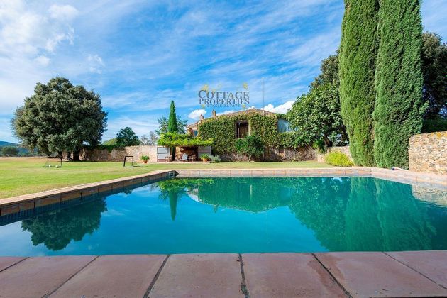 Foto 1 de Casa rural en venda a Cruïlles de 5 habitacions amb terrassa i piscina