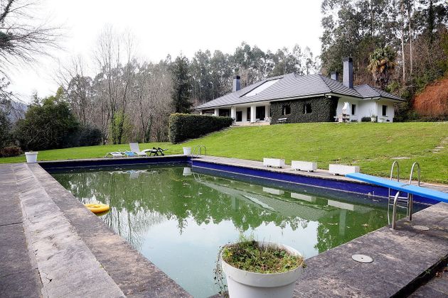 Foto 1 de Venta de chalet en Urduliz de 6 habitaciones con terraza y piscina
