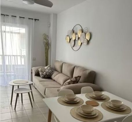 Foto 2 de Alquiler de piso en Costa Blanca - Las Galletas de 2 habitaciones con terraza y garaje