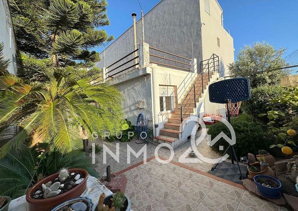 Foto 1 de Casa en venda a Pinedo de 5 habitacions amb terrassa i jardí