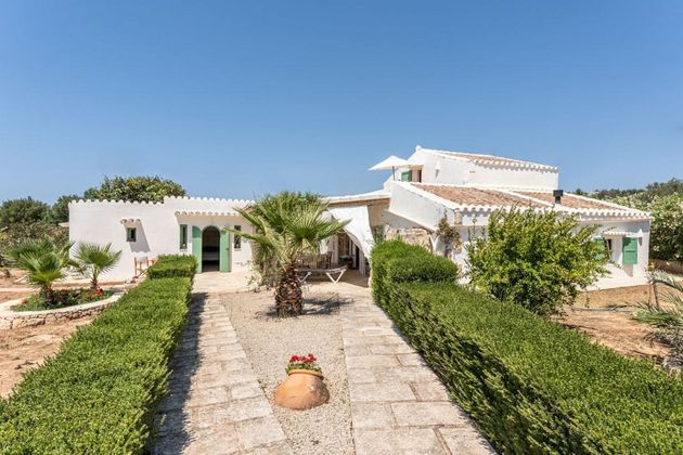 Foto 2 de Venta de casa rural en Sant Lluís de 4 habitaciones con terraza y jardín