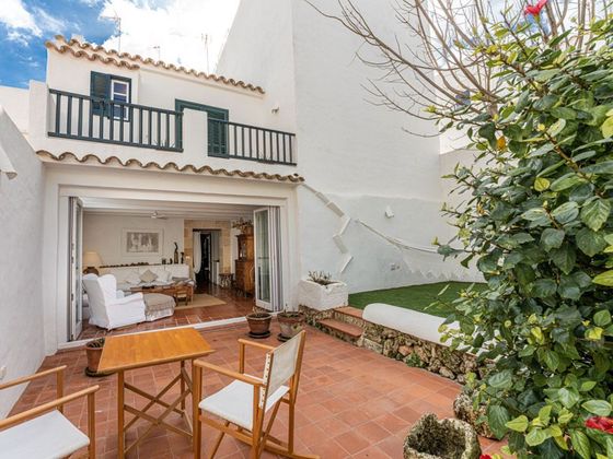 Foto 1 de Casa adosada en venta en Ciutadella de 4 habitaciones con jardín y balcón