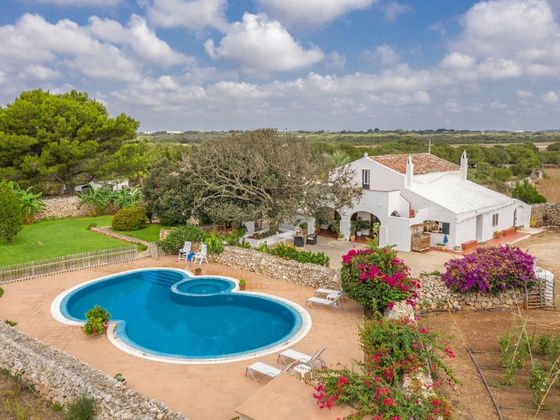 Foto 1 de Casa rural en venda a Sant Lluís de 5 habitacions amb piscina