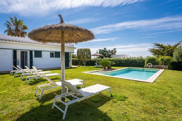 Foto 2 de Venta de chalet en Sant Lluís de 4 habitaciones con piscina y jardín