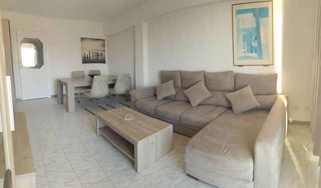Foto 2 de Piso en alquiler en calle Amilcar de 3 habitaciones con terraza y muebles
