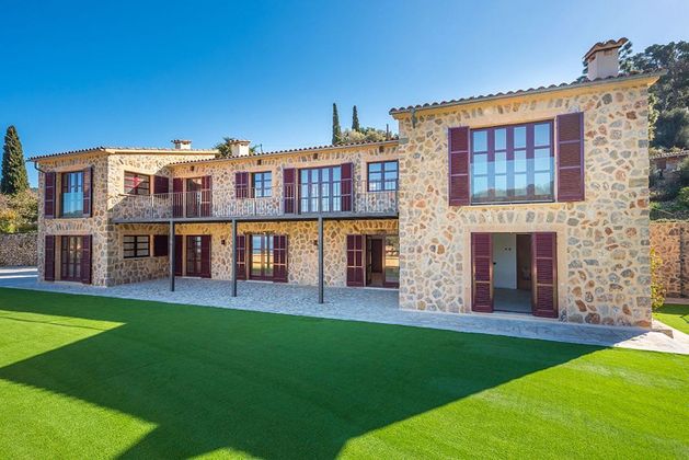 Foto 2 de Casa adosada en venta en Estellencs de 5 habitaciones con terraza y piscina