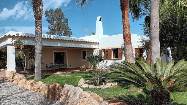 Foto 2 de Chalet en venta en Sant Joan de Labritja de 3 habitaciones con terraza y piscina
