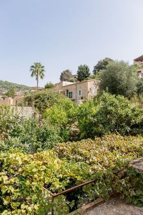 Foto 2 de Casa adosada en venta en Puigpunyent de 4 habitaciones con terraza y jardín