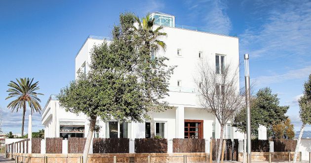 Foto 1 de Chalet en venta en El Coll d'en Rabassa de 5 habitaciones con terraza y piscina