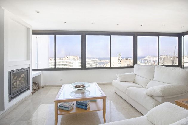 Foto 2 de Àtic en venda a calle De la Salut de 4 habitacions amb terrassa i aire acondicionat