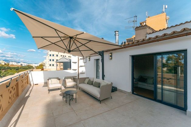 Foto 2 de Àtic en venda a Mercat  - La Missió - Plaça dels Patins de 2 habitacions amb terrassa i aire acondicionat