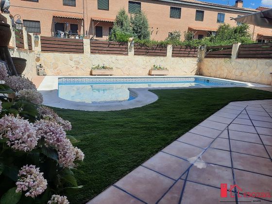 Foto 1 de Casa adossada en venda a Ugena de 4 habitacions amb piscina i garatge