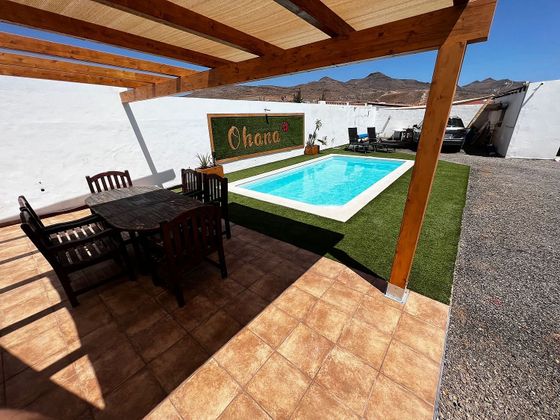Foto 1 de Casa adossada en venda a Tuineje de 2 habitacions amb piscina i garatge