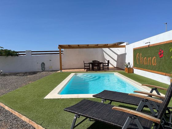 Foto 2 de Casa adosada en venta en Tuineje de 2 habitaciones con piscina y garaje