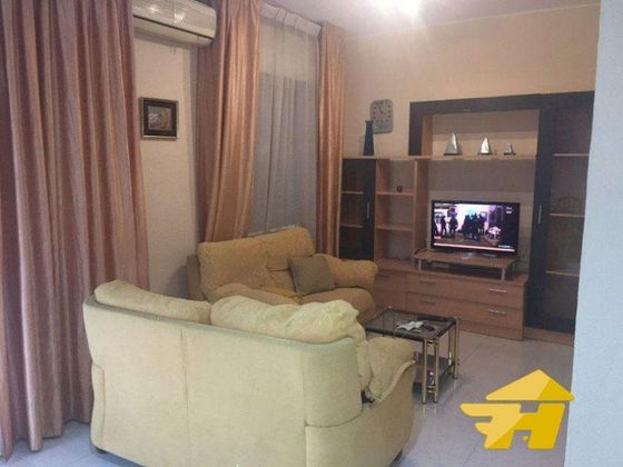 Foto 2 de Pis en lloguer a Santa Rosa - Valdeolleros de 4 habitacions amb terrassa i mobles