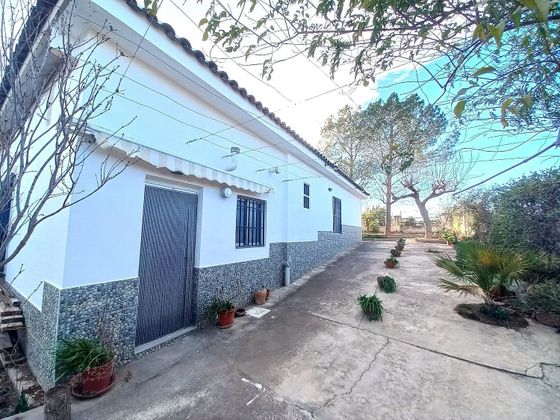 Foto 1 de Venta de chalet en Vilamarxant de 4 habitaciones con terraza y jardín