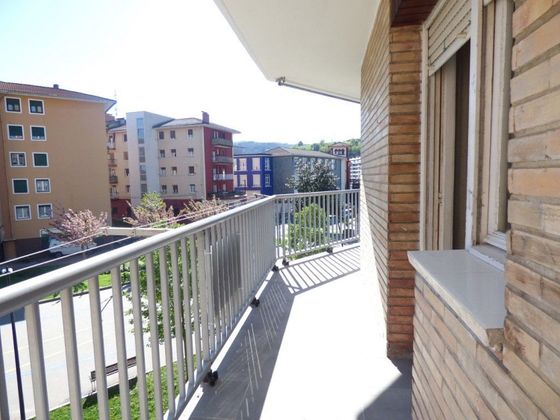 Foto 1 de Venta de piso en calle Iparraguirre Hiribidea de 3 habitaciones con terraza y calefacción