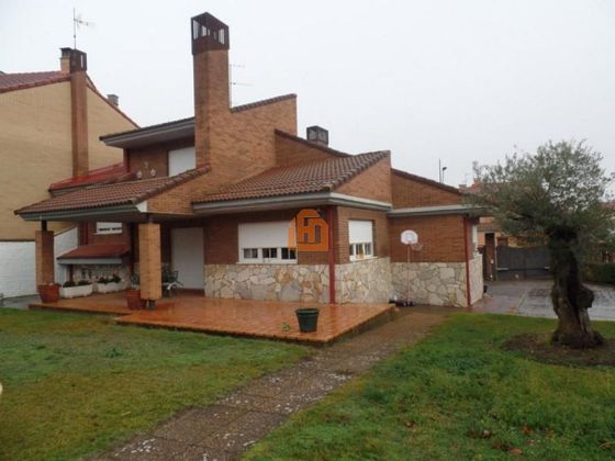 Foto 1 de Xalet en venda a Trobajo del Camino de 3 habitacions amb terrassa i piscina