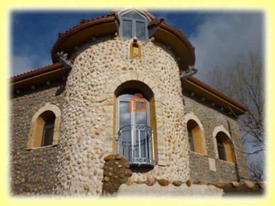 Foto 1 de Venta de chalet en Santovenia de la Valdoncina de 6 habitaciones con jardín y calefacción