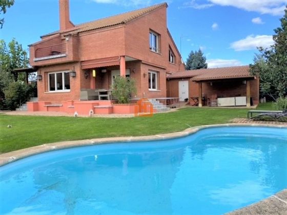 Foto 1 de Xalet en venda a Las Eras de Renueva de 6 habitacions amb terrassa i piscina
