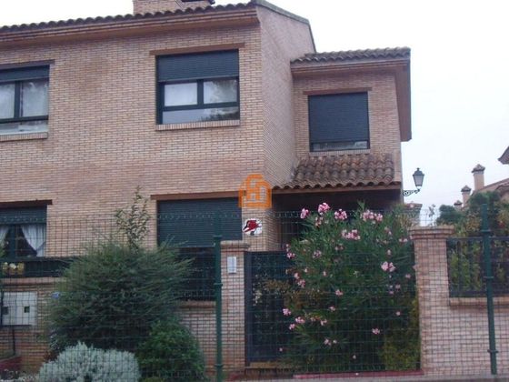 Foto 1 de Casa adossada en venda a Trobajo del Camino de 4 habitacions amb piscina i garatge