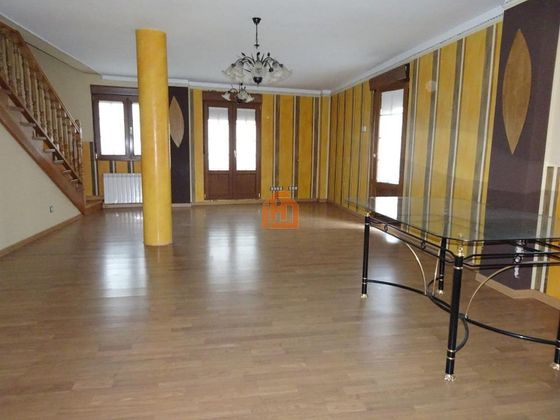 Foto 1 de Xalet en venda a La Chantría - La Lastra de 4 habitacions amb garatge i jardí