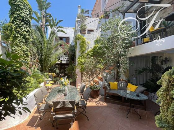 Foto 2 de Casa adossada en venda a Dalt de la Vila - La Marina de 9 habitacions amb terrassa i jardí
