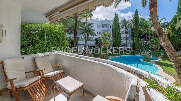 Foto 2 de Venta de piso en Lomas de Marbella Club - Puente Romano de 2 habitaciones con terraza y piscina