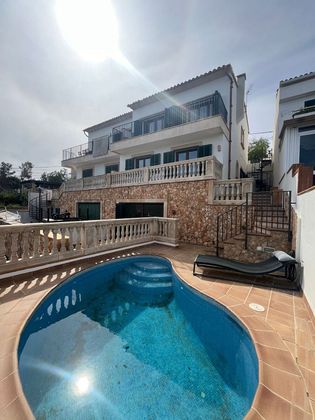 Foto 2 de Casa adossada en venda a Génova de 4 habitacions amb terrassa i piscina