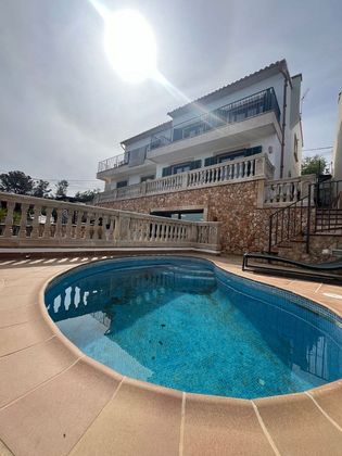 Foto 2 de Casa adosada en venta en Génova de 4 habitaciones con terraza y piscina