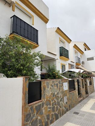 Foto 1 de Casa adossada en venda a calle Mar de Plata Urb Huerta Alta Park de 3 habitacions amb terrassa i piscina