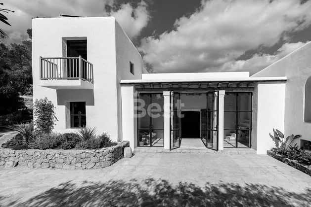 Foto 1 de Chalet en venta en Sant Joan de Labritja de 7 habitaciones con terraza y piscina
