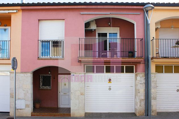 Foto 1 de Venta de casa adosada en calle Ripollés de 4 habitaciones con terraza y garaje